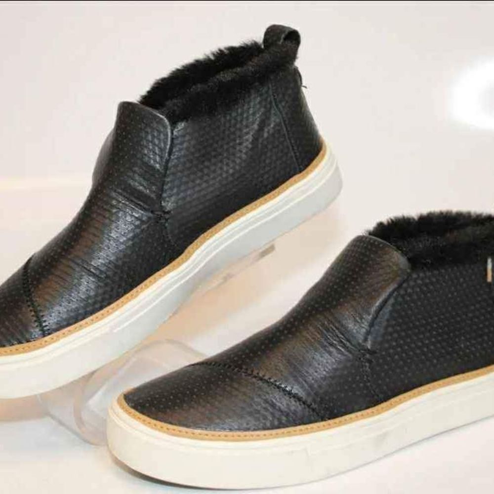NEW TOMS Black Slip On Mid Sneakers Tennis Shoes Womens Fuzzy Flat Size 6.5
